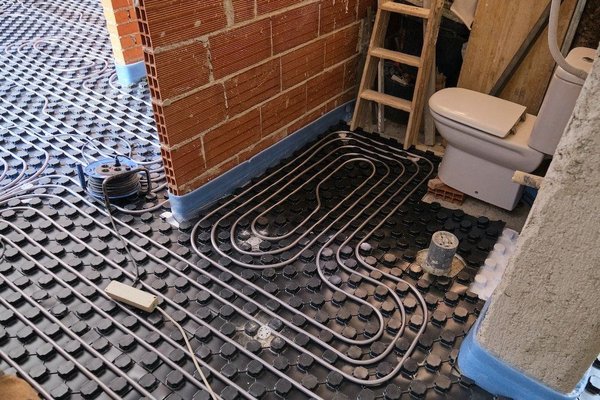 What should you consider when installing underfloor heating in an Edwardian home in Exeter?